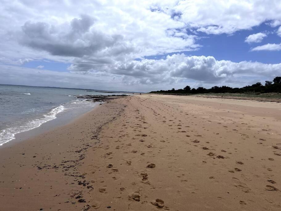Waves & Whispers Family Retreat Holiday home *